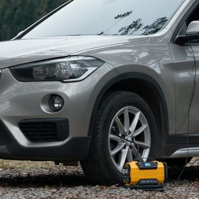 gonfleur pneu voiture branché sur roue