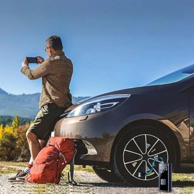 gonfleur pneu voiture homme assis sur voiture