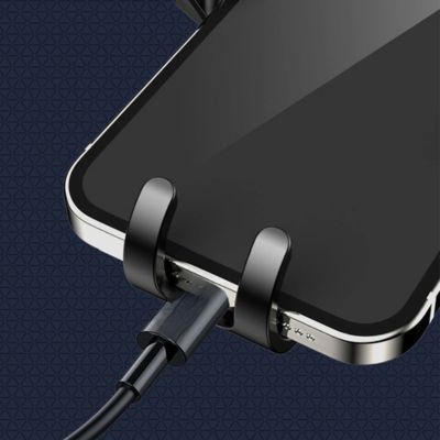Support_téléphone_voiture_câble_branché
