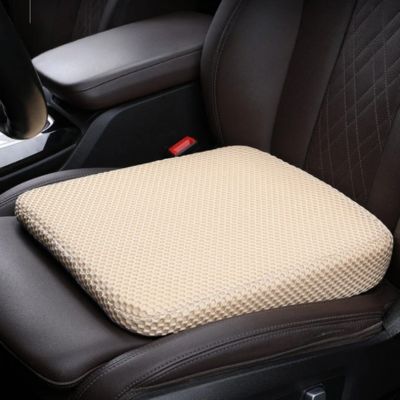 Coussin coccyx beige sur siège voiture