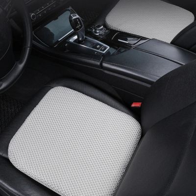 Coussin coccyx gris sur siège voiture