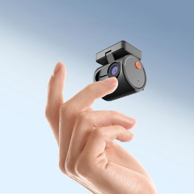 dashcam mini dans une main