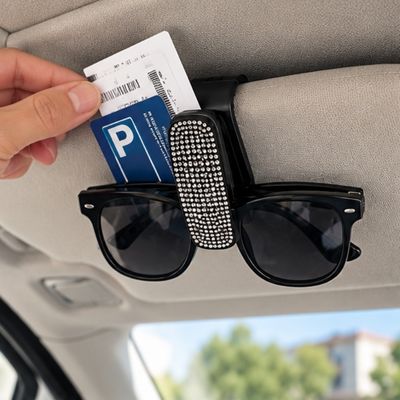 Femme range ticket parking dans porte lunette voiture
