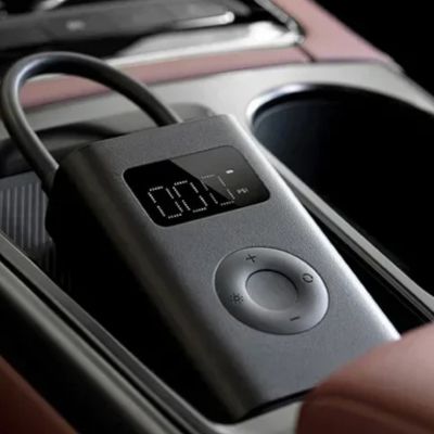 gonfleur pneu voiture rangé