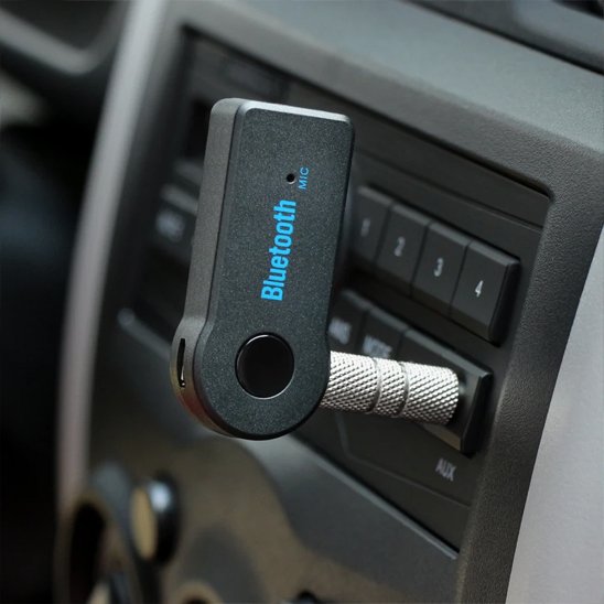 Adaptateur bluetooth voiture branché tableau de bord