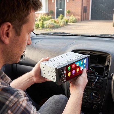 Autoradio carplay dans les main d'un homme