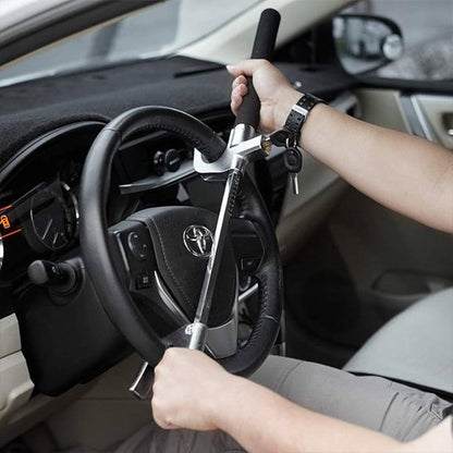 Canne antivol voiture tenu par les mains