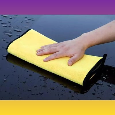 chiffon en microfibre jaune capot voiture