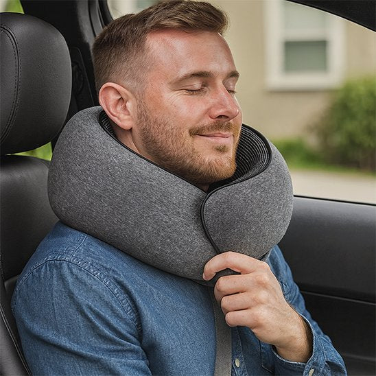 Coussin de voyage  gris homme dort