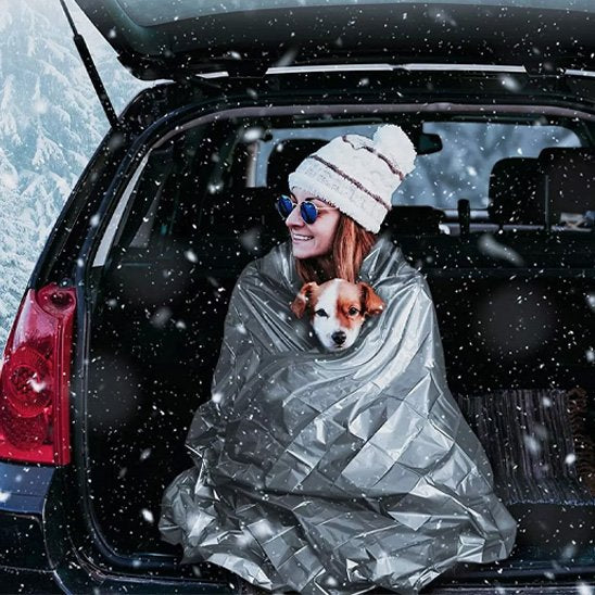 Couverture de survie femme assise voiture