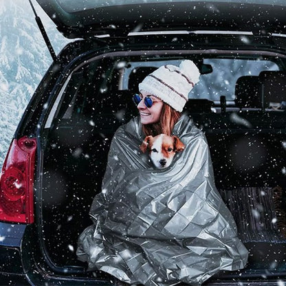 Couverture de survie femme assise voiture