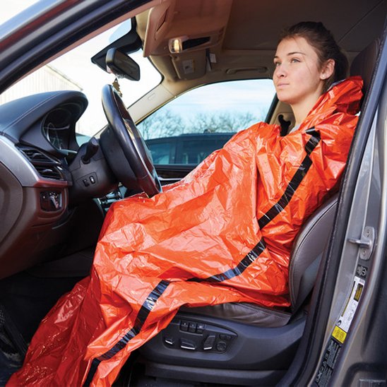 couverture de survie femme voiture froid
