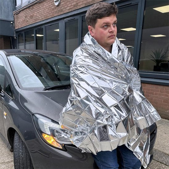 Couverture de survie grise homme