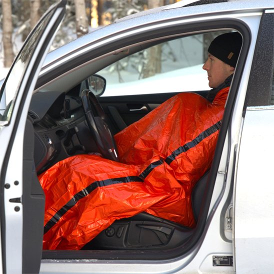 couverture de survie homme froid hiver