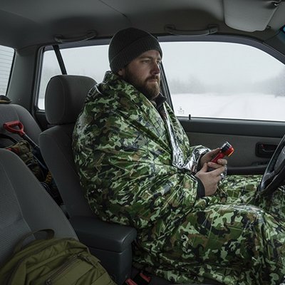 Couverture de survie homme voiture