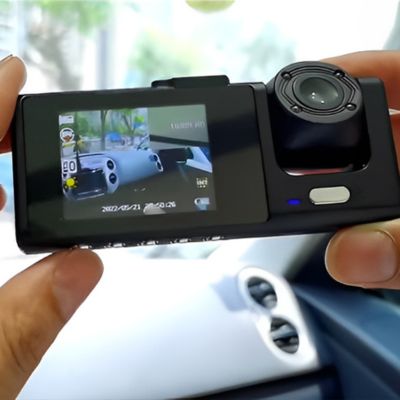 dashcam voiture écran allumé dans main
