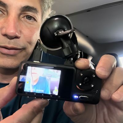 dashcam voiture homme montre caméra