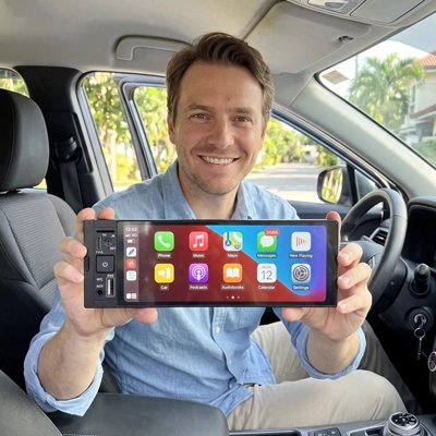 homme montre Autoradio carplay