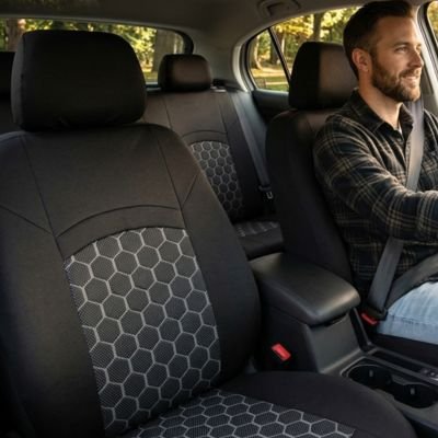 Housse voiture homme au volant