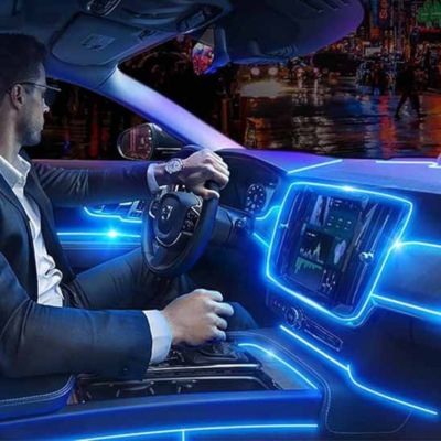 led voiture homme qui conduit