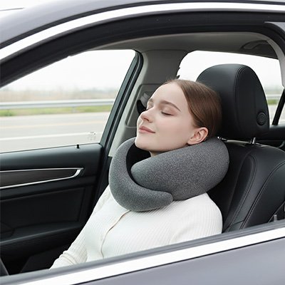 Oreiller de voyage fille dort voiture