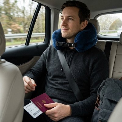 Oreiller de voyage homme assis voiture