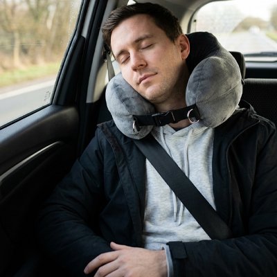 Oreiller de voyage homme dort
