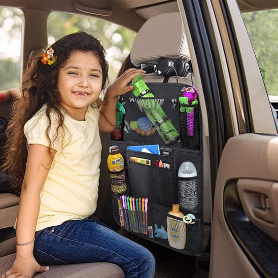 Organisateur de voiture enfant content