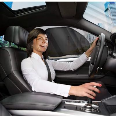 pare-soleil-pour-voiture-conductrice-heureuse