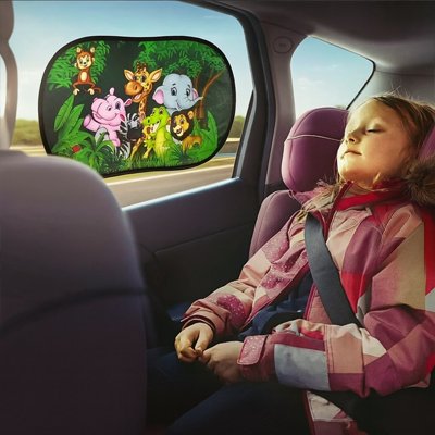 Pare-soleil voiture bébé dort paisiblement