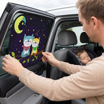 Pare soleil voiture bébé fixé par un homme