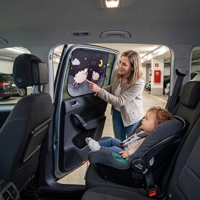 Pare soleil voiture bébé porte ouverte avec maman