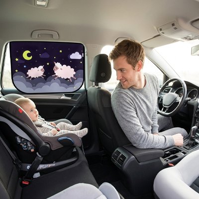 Pare soleil voiture bébé qui dort