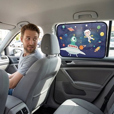 Pare soleil voiture bébé sur fenêtre