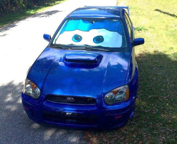 Pare soleil voiture regard sur voiture à l'ombre