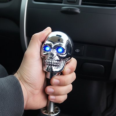 Pommeau de vitesse dans la main