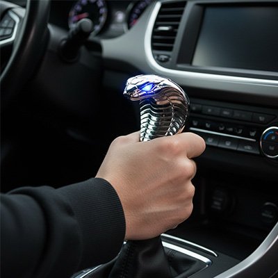 Pommeau de vitesse tenu par la main