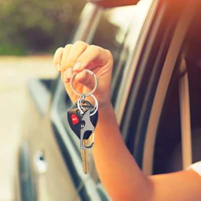 Porte clé pour voiture dans main
