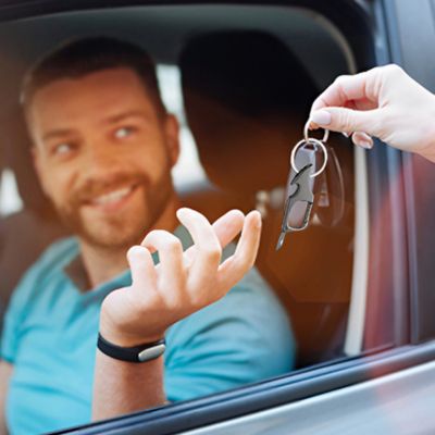 Porte clé pour voiture homme content