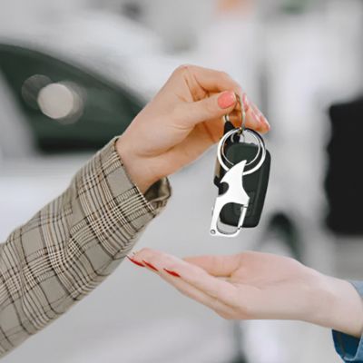 Porte clé pour voiture plié dans main