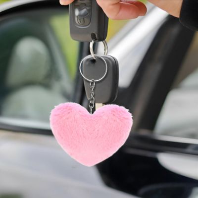 Porte clé pour voiture tenu par le haut