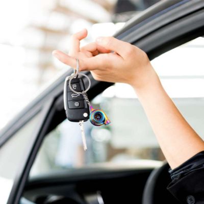 porte clé voiture dans doigt