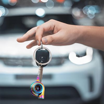 porte clé voiture dans main