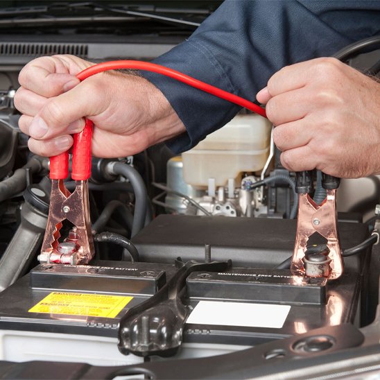 Câble de Démarrage branché sur batterie par un homme