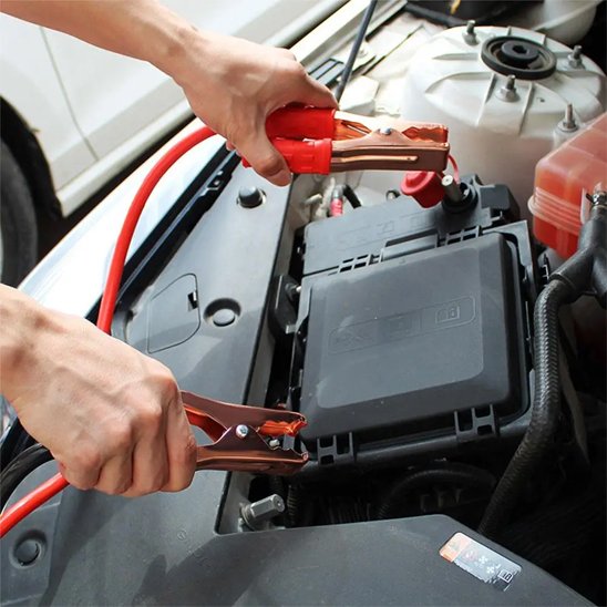 Câble de Démarrage rouge et noir branché sur batterie voiture