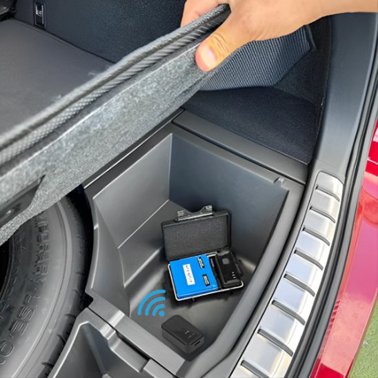 Traceur gps voiture caché dans coffre