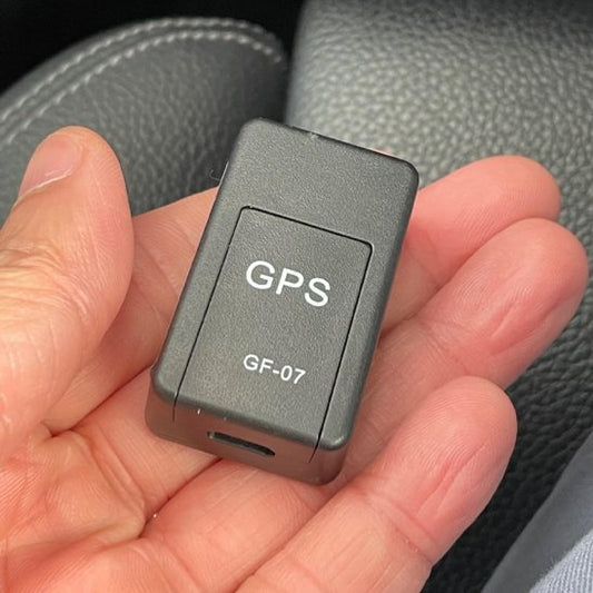 Traceur gps voiture dans main homme